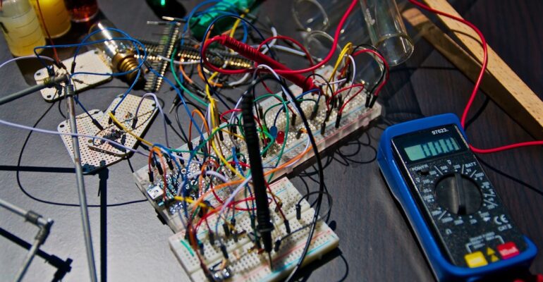 AC Circuit Power Factor Correction: Static Capacitors and Synchronous Condensers Featured Image